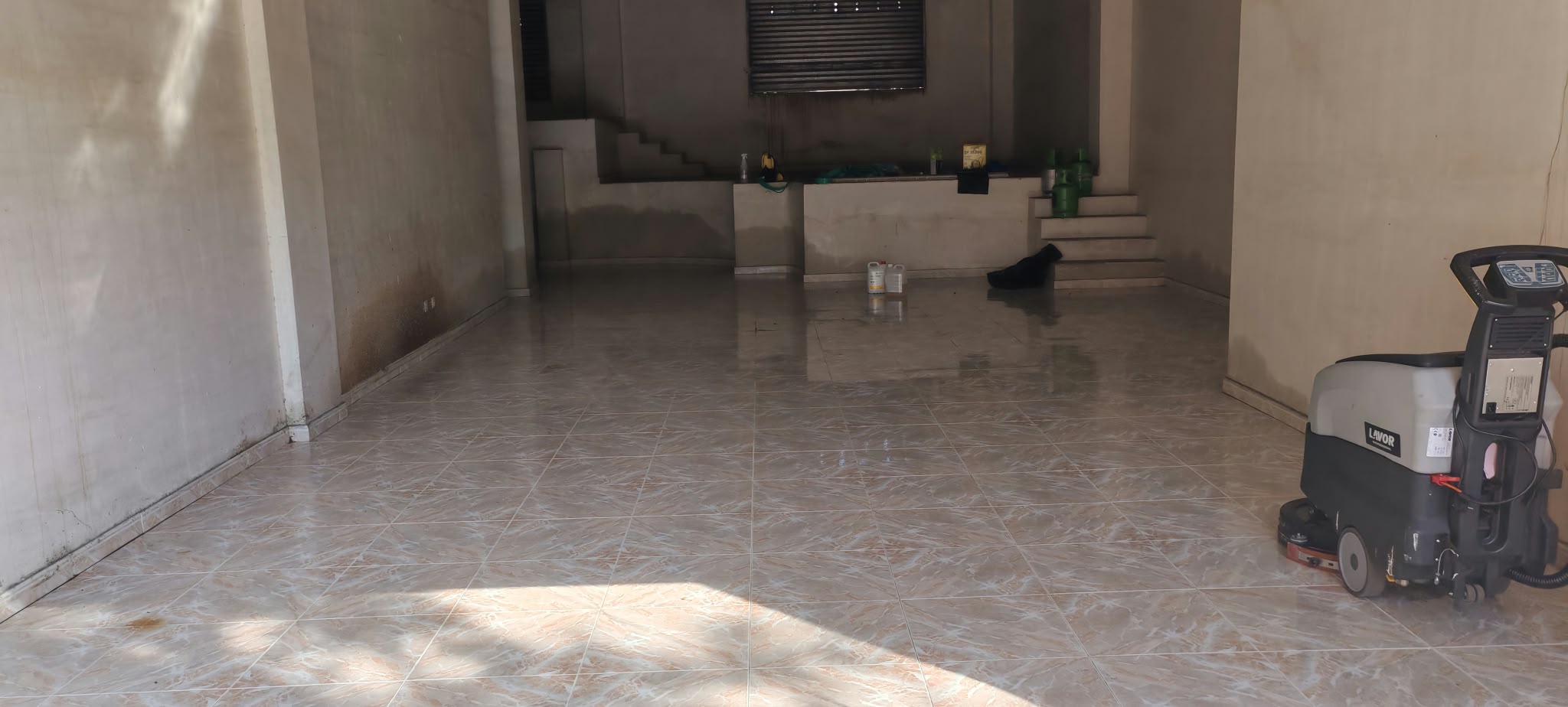 Local impecable i desinfectat després de la neteja i reparació de colzes de desguàs