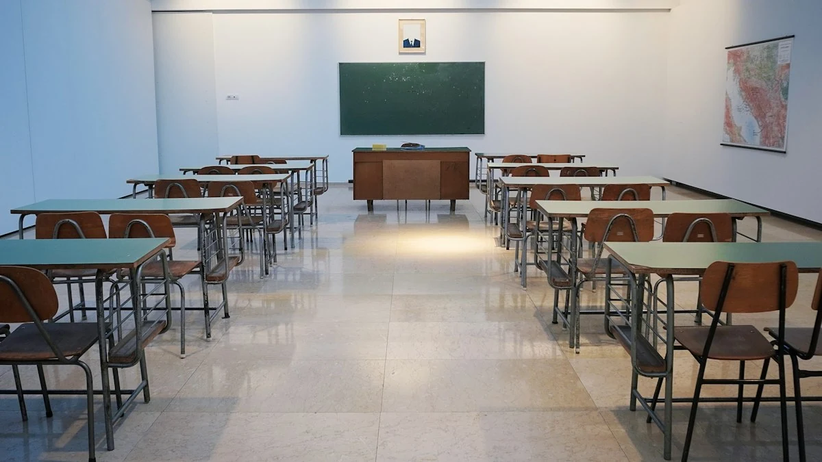 Aula escolar limpia tras la jornada lectiva
