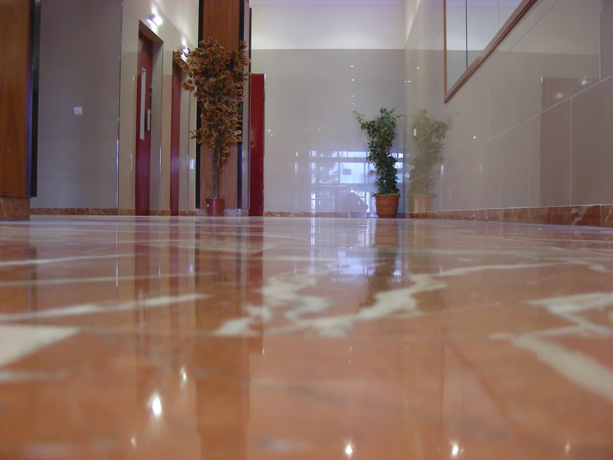 Portal de comunidad de vecinos limpio en Tarragona