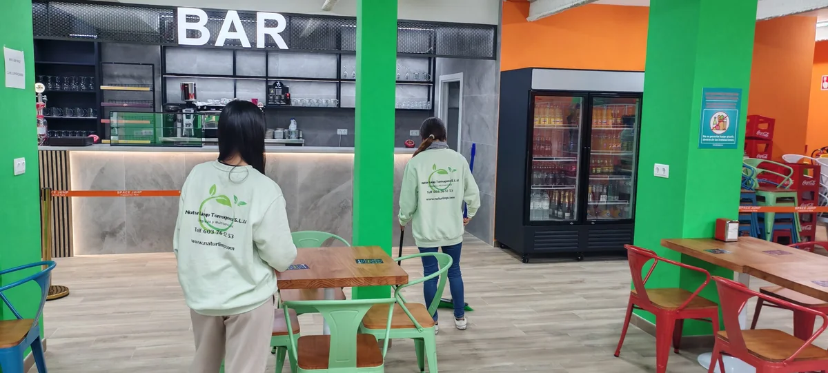 Equipo NaturLimp limpiando local comercial en Tarragona