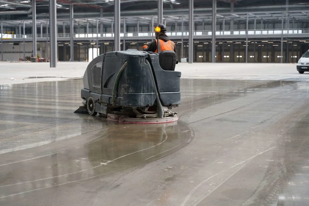 Fregadora industrial de conductor sentado para parkings