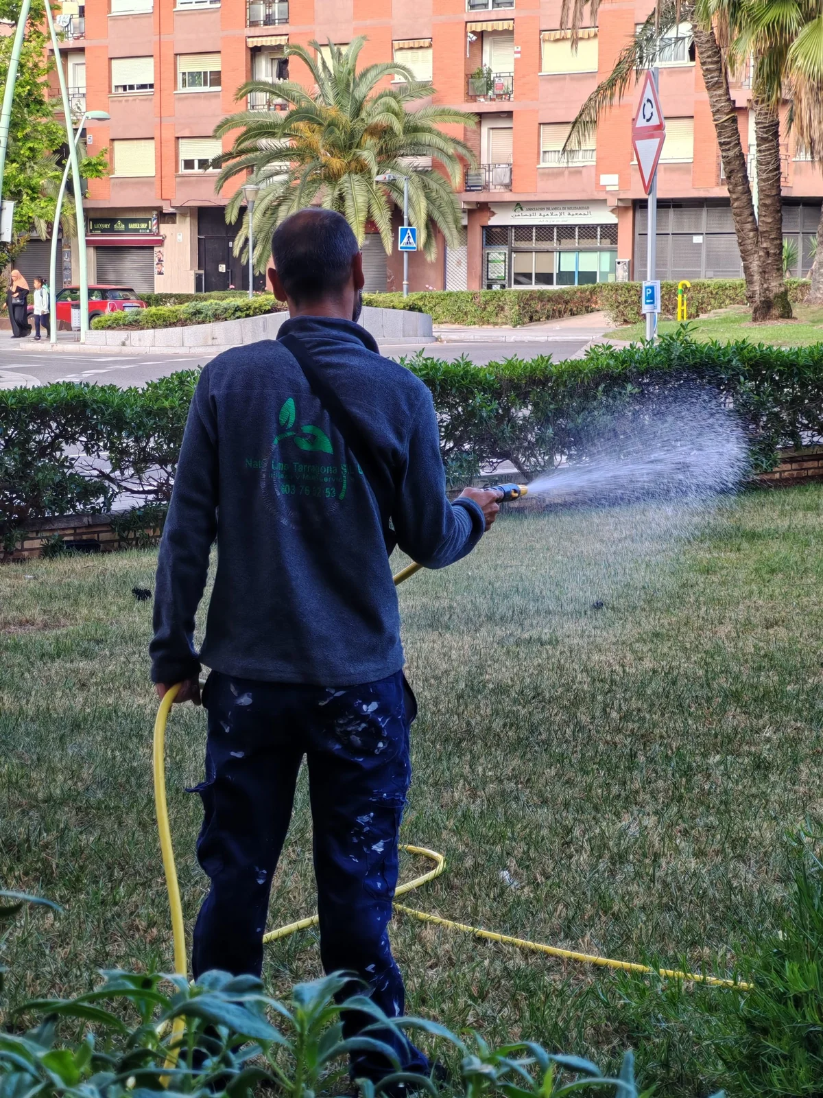 Piscina comunitaria con agua cristalina en Tarragona